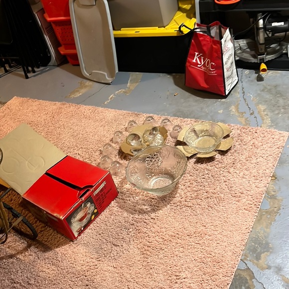 Vintage punch bowls and 12 tea cup style glasses - Picture 1 of 5